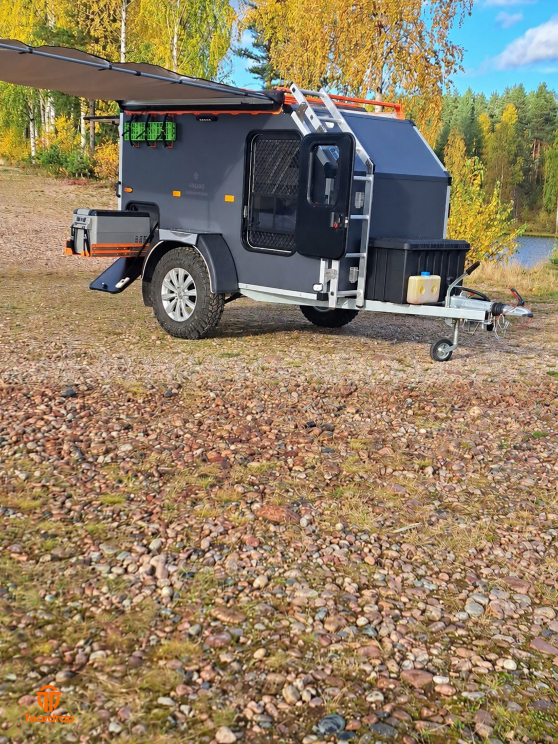 Teardrop Off-Road — кемпер з відкритими дверима на природі