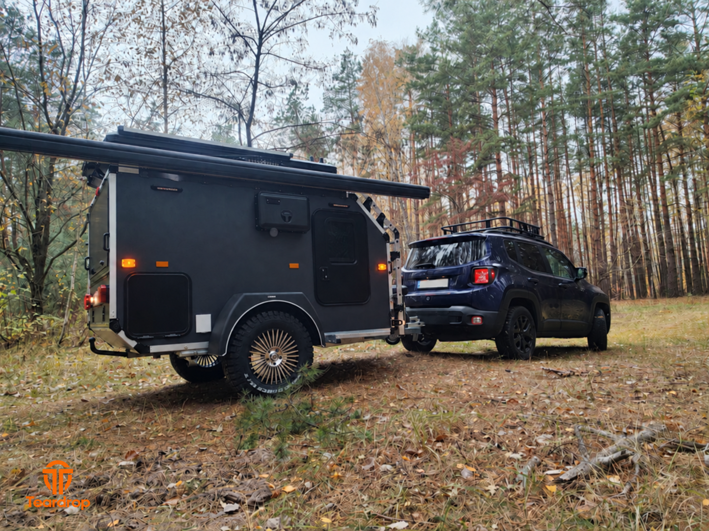 Teardrop Off-Road — кемпер-причіп у лісі з автомобілем